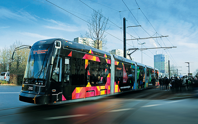Strassenbahn der Mainzer Mobilität beim Fahren Strassenbahn der Mainzer Mobilität beim Fahren