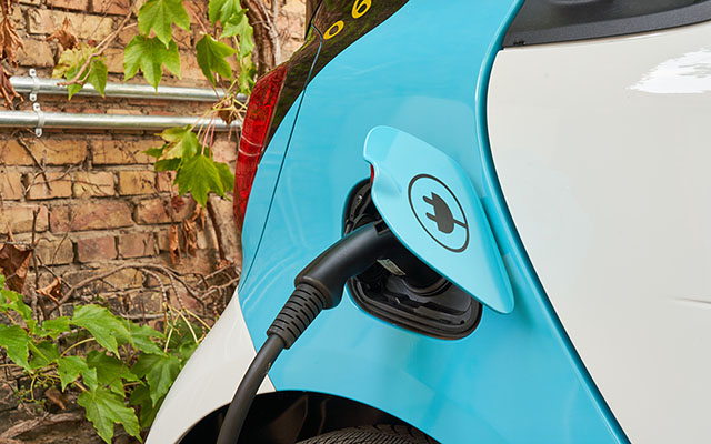 Nahaufnahme eines ladenden Elektroautos 2 Nahaufnahme eines ladenden Elektroautos 2