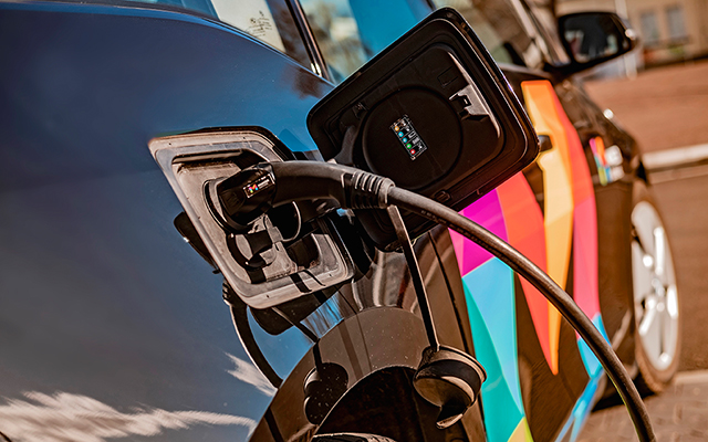 Nahaufnahme eines ladenden Mainzer Stadtwerke-Elektroautos Nahaufnahme eines ladenden Mainzer Stadtwerke-Elektroautos