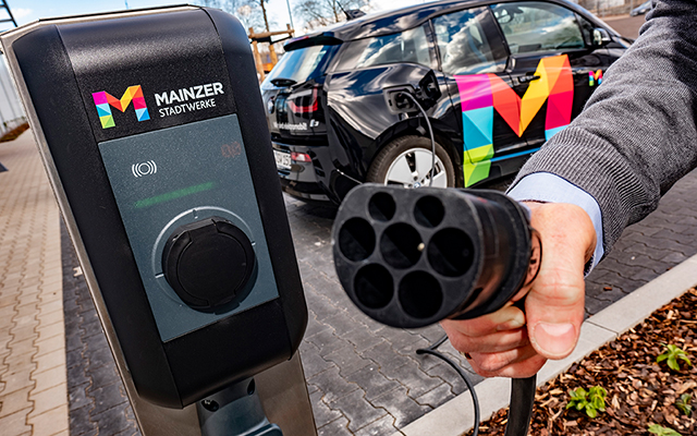 Stecker eines Elektroauto-Ladekabels 1 Stecker eines Elektroauto-Ladekabels 1