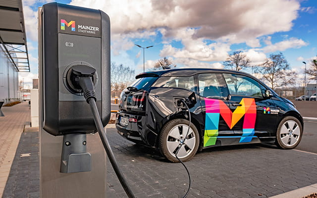 Wallbox der Mainzer Stadtwerke versorgt ein Elektroauto mit Strom 2 Wallbox der Mainzer Stadtwerke versorgt ein Elektroauto mit Strom 2