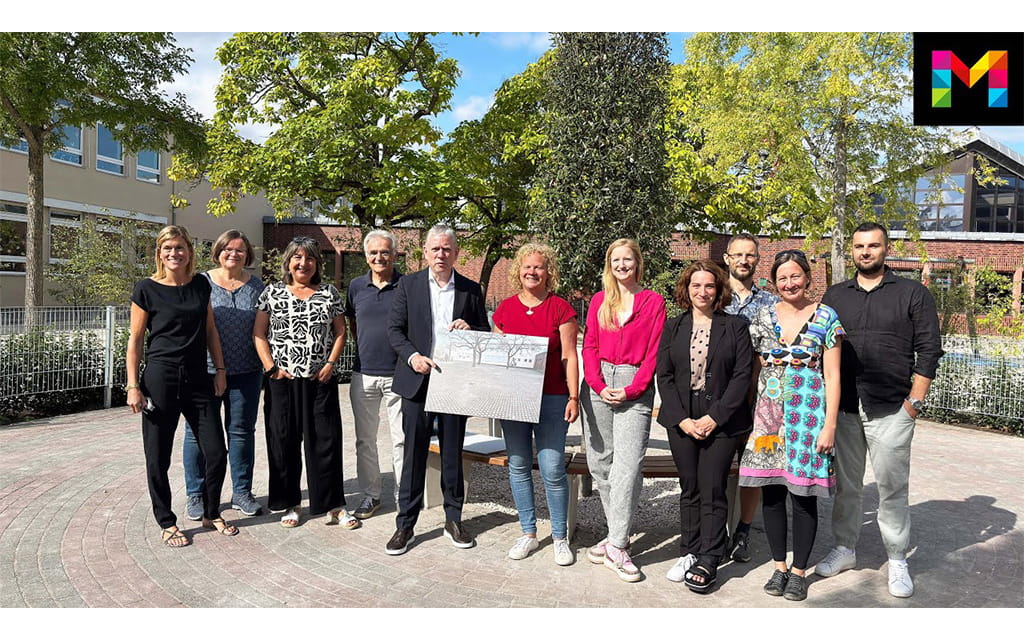 Gruppenfoto auf einem Schulhof