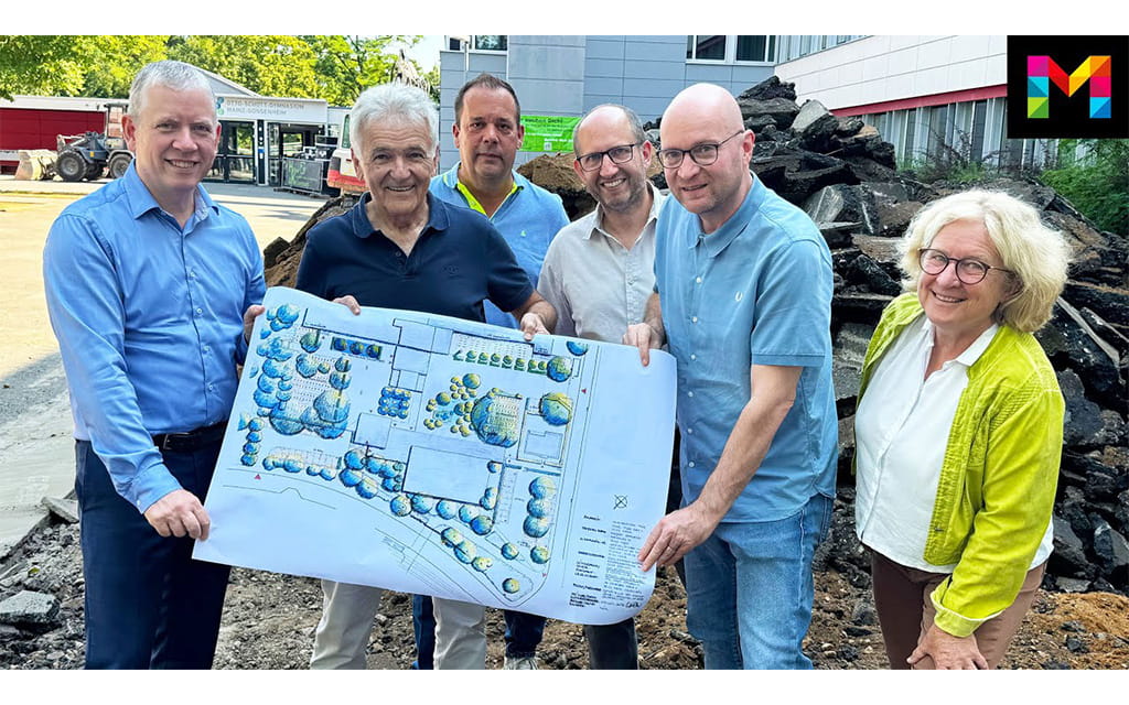 Viele Menschen halten ein Poster hoch 