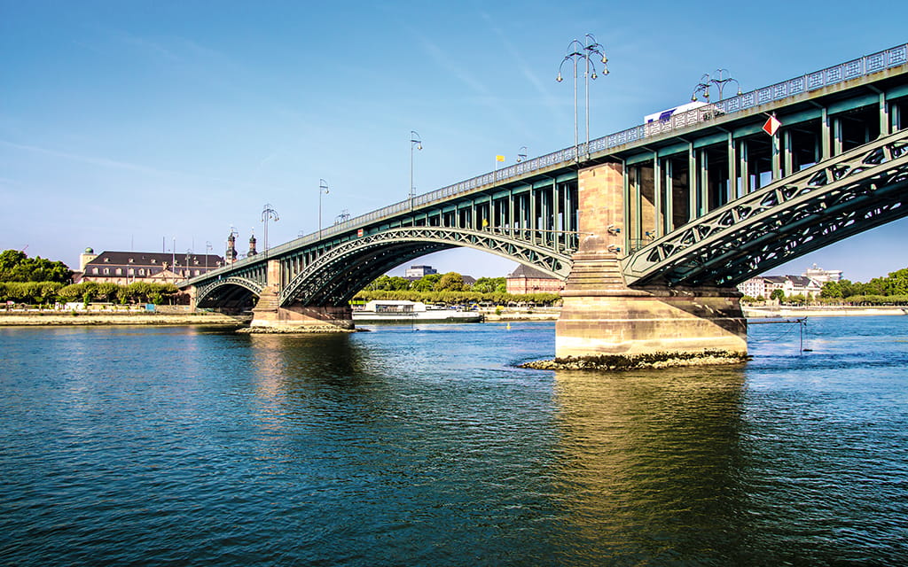 Die Theodor-Heuss-Brücke in Mainz bei Tag