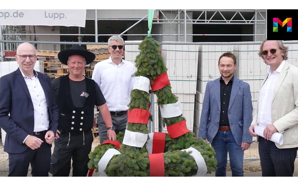 Fünf Männer bei einem Richtfest