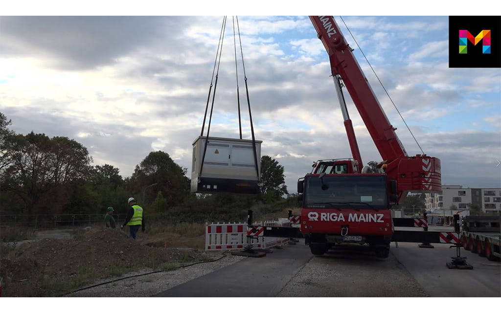 Lieferung einer Trafostation mit Kran