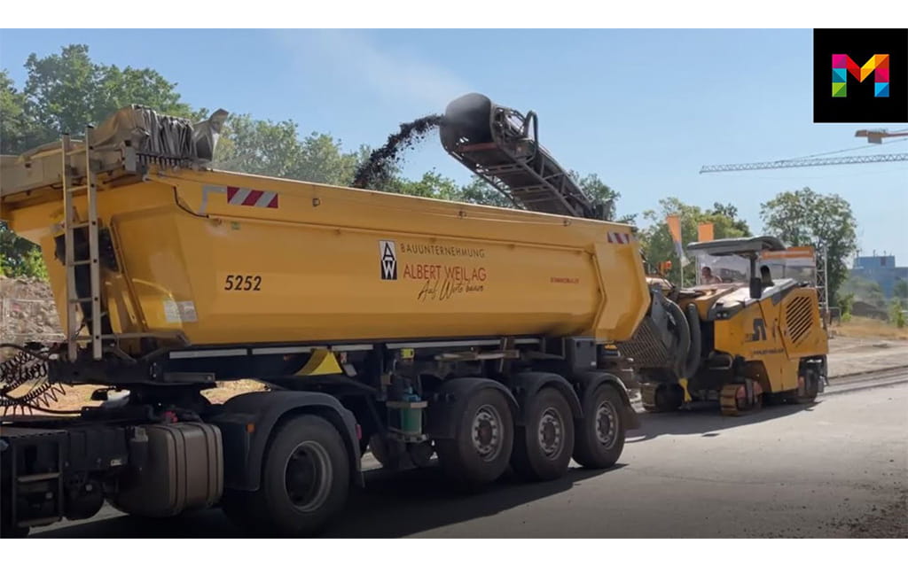 Gelbes Baufahrzeug während der Arbeit 