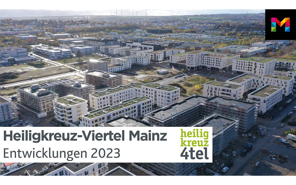 Heiligkreuz-Viertel von oben, mit Banner