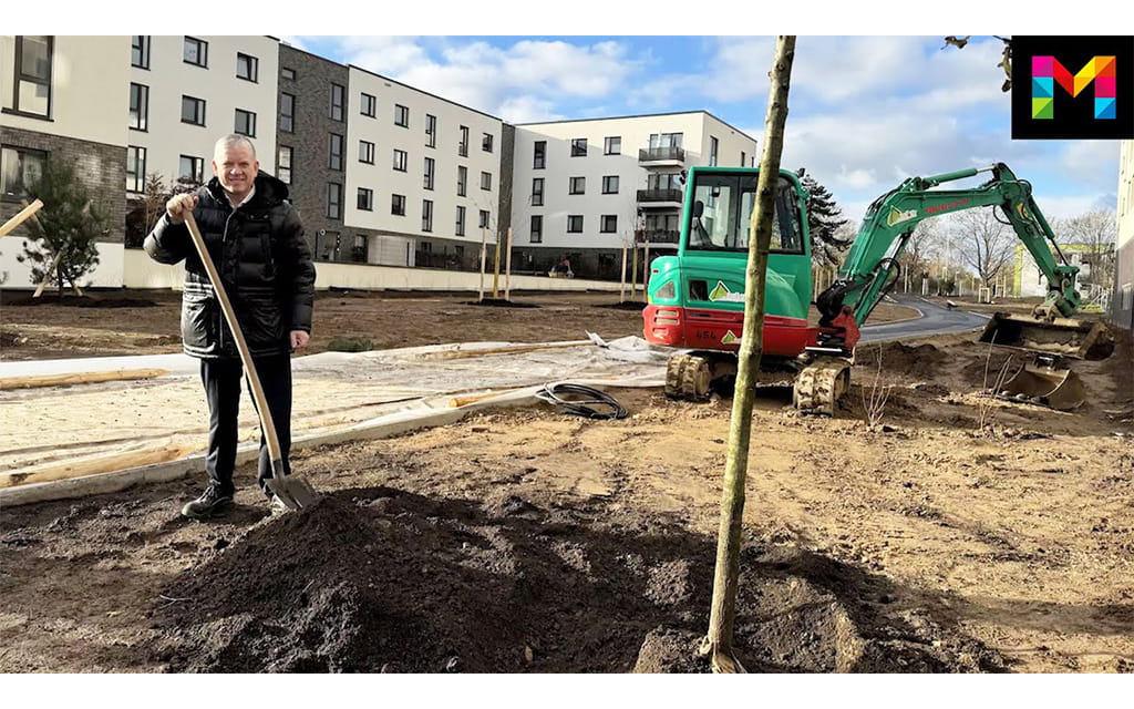 Herr Gahr auf der Baustelle des Heiligkreuz-Viertels mit einer Schaufel in der Hand