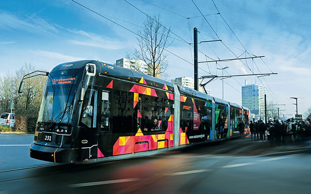 Straßenbahn der Mainzer Mobilität beim Fahren Straßenbahn der Mainzer Mobilität beim Fahren