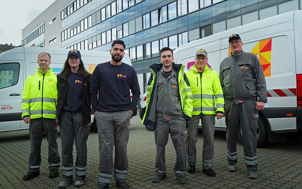 Sechs Monteure der Mainzer Netze vor einem Transporter