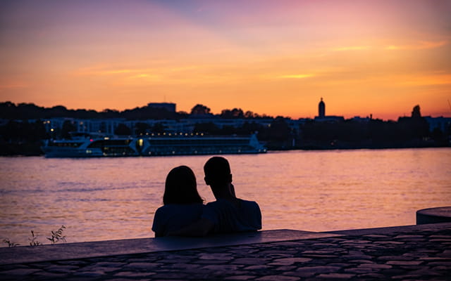 Blick auf Mainz über den Rhein vor Sonnenuntergang