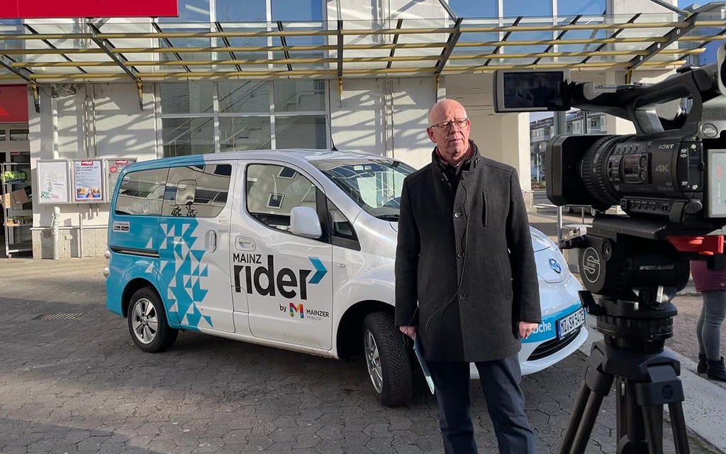 Jochen Erlhof vor einem MainzRIDER Jochen Erlhof vor einem MainzRIDER