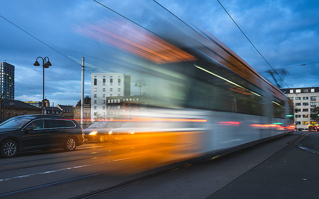 Straßenbahn auf der Brücke am Hauptbahnhof Mainz 2