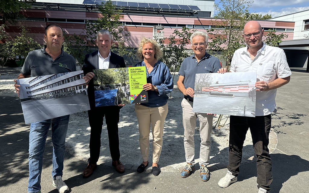 Eine Personengruppe vor neuen Bäumen