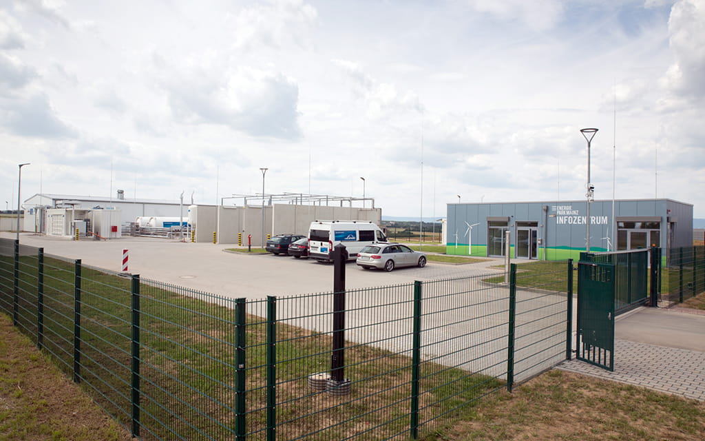 Sicht auf den Energiepark Mainz hinter einem Zaun