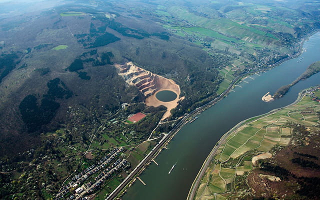 Pumpspeicherwerk von oben in Niederheimbach mit Blick auf den Rhein