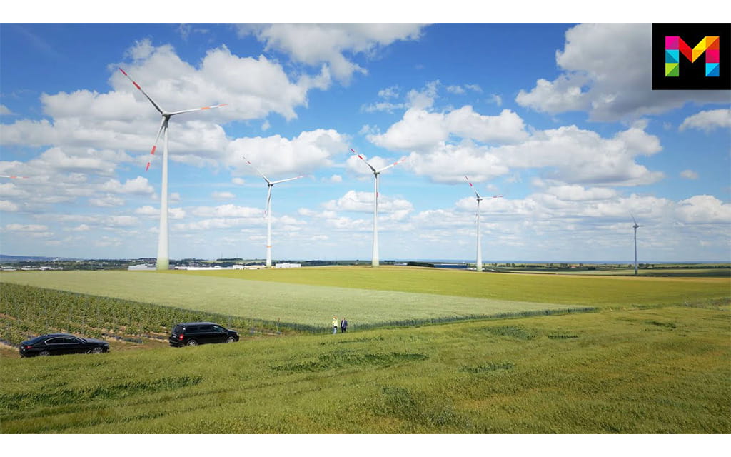 Feld mit Windrädern