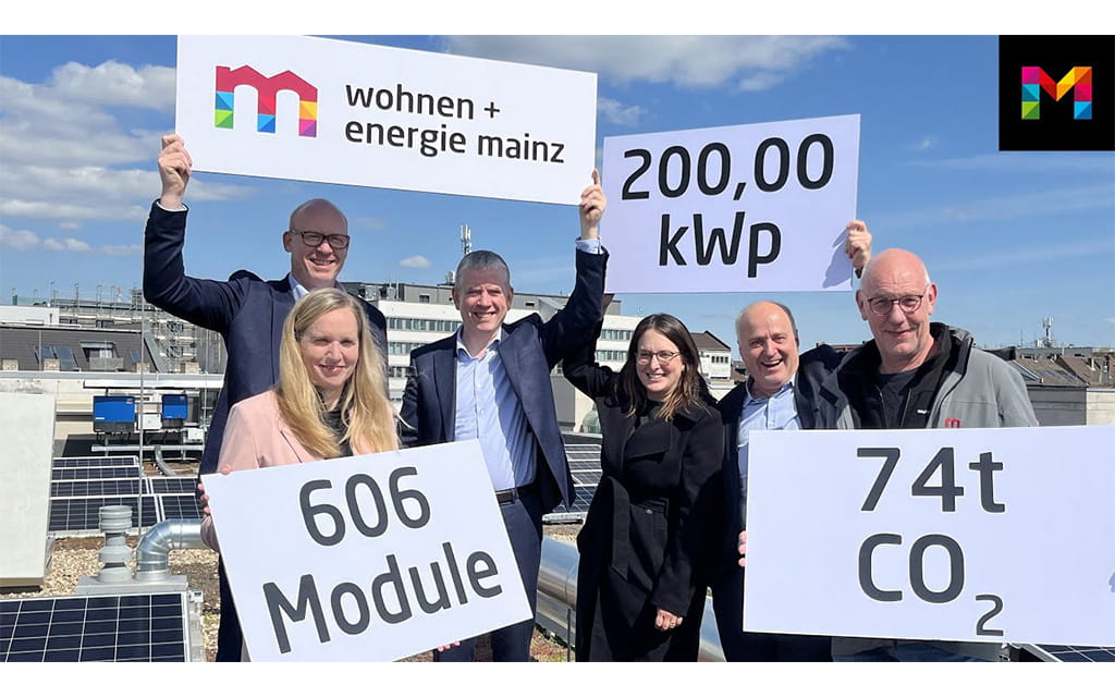 Sechs Menschen die Schilder hochhalten