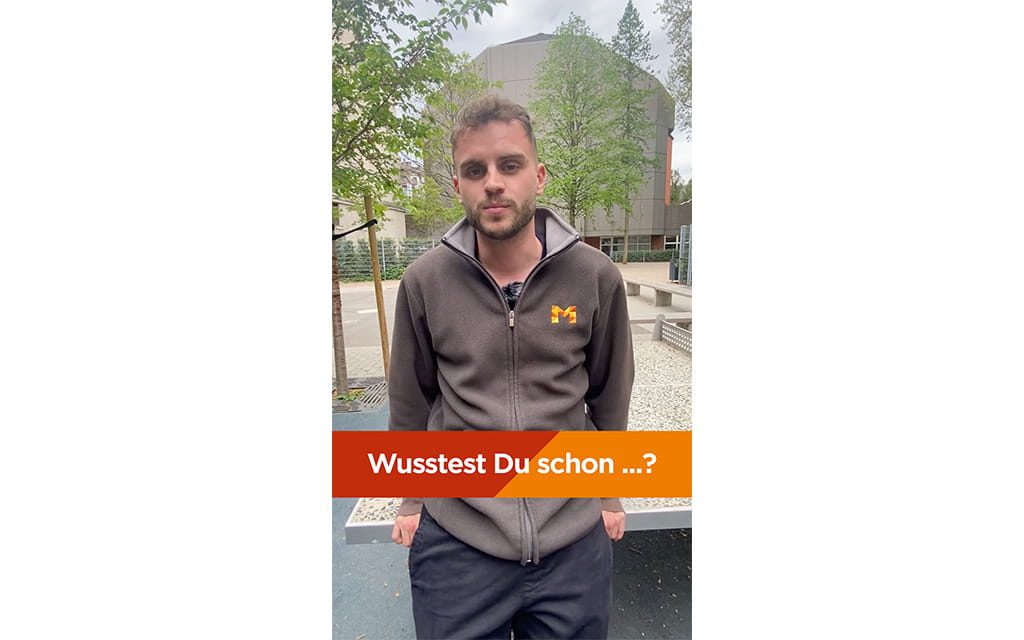 Wusstest du schon-Titelbild, Mann auf Schulhof