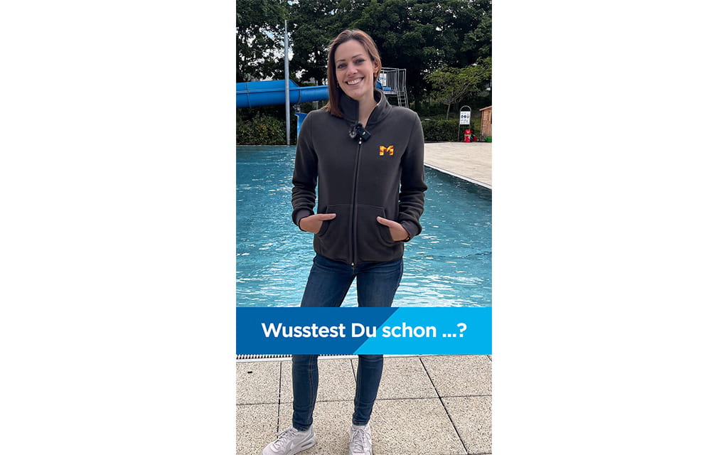 Wusstest du schon-Titelbild, Frau vor einem Wasserbecken