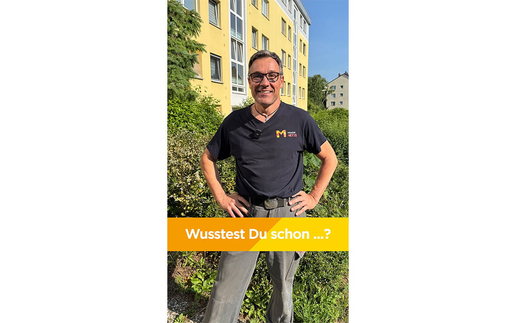 Mann vor einem gelben Gebäude