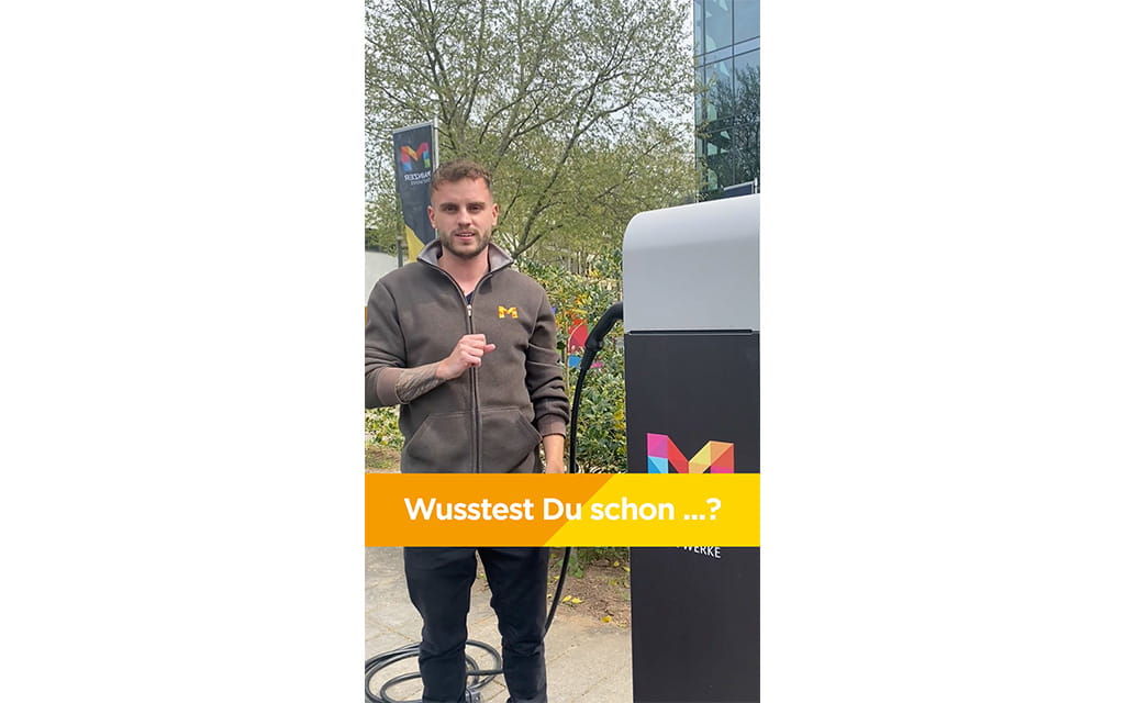 Mann vor einer Ladesäule 