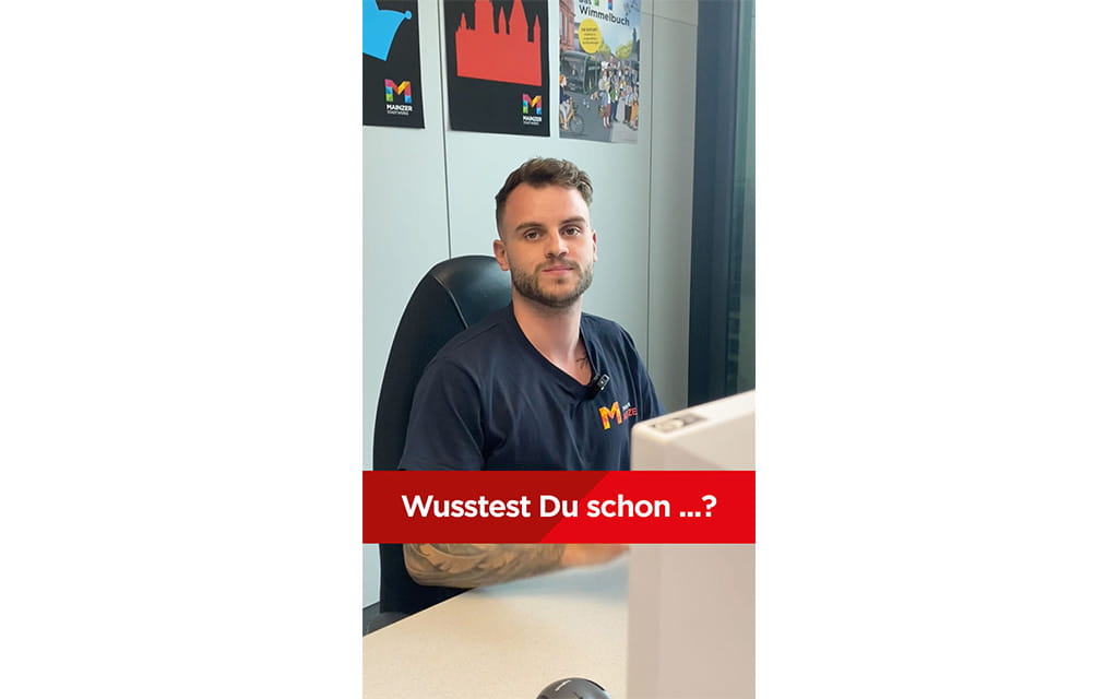 Mann sitzt am Schreibtisch 