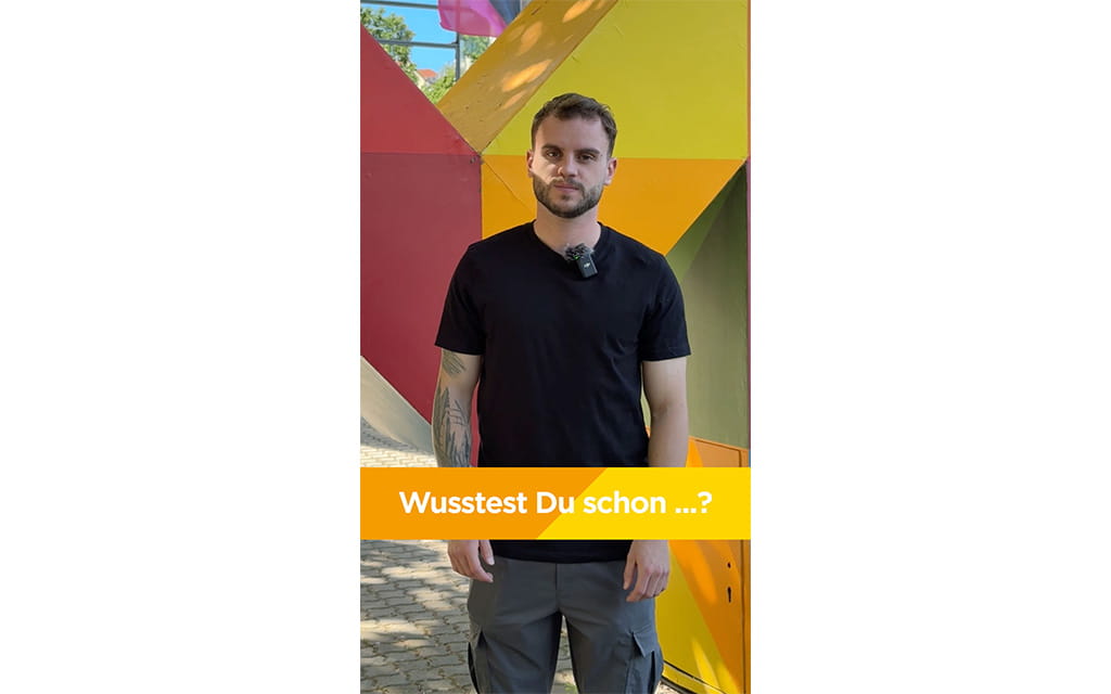 Wusstest du schon Titelbild, Mann vor dem M