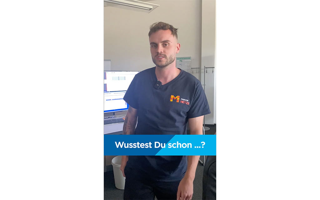 Mann in der Netzleitstelle