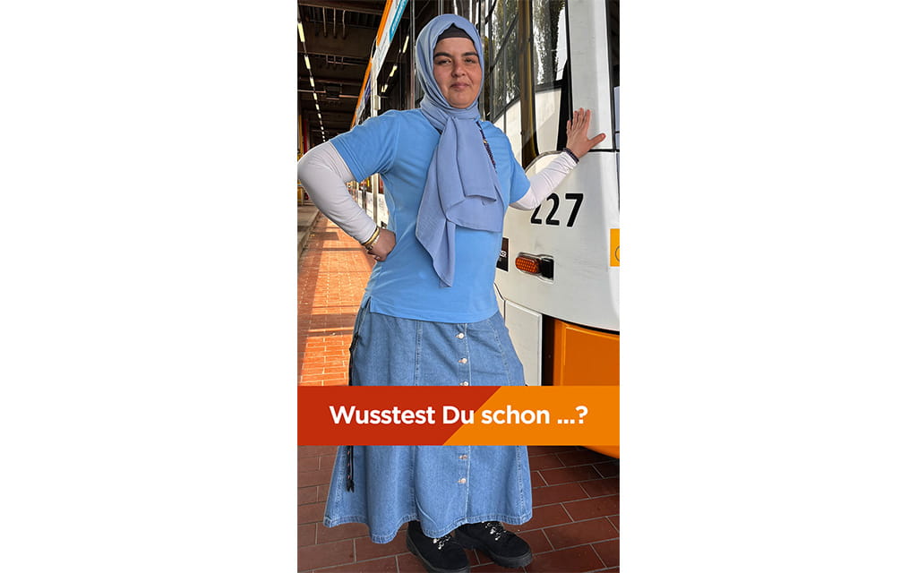 Frau vor der Straßenbahn