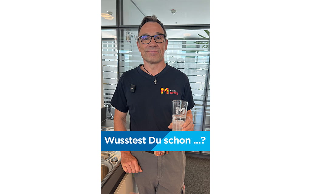 Mann mit Schorleglas in der Hand 