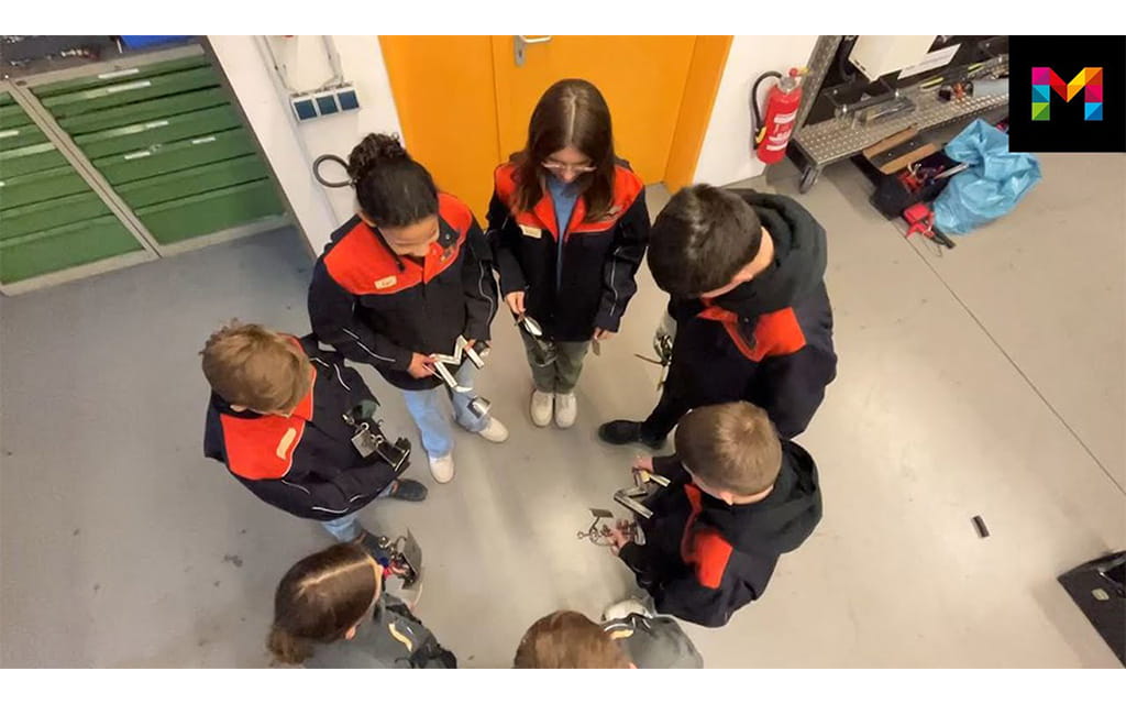 Menschen die in einem Kreis stehen