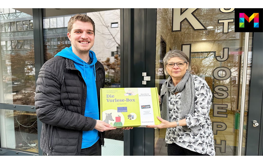 Mann übergibt einer älteren Frau eine Box 