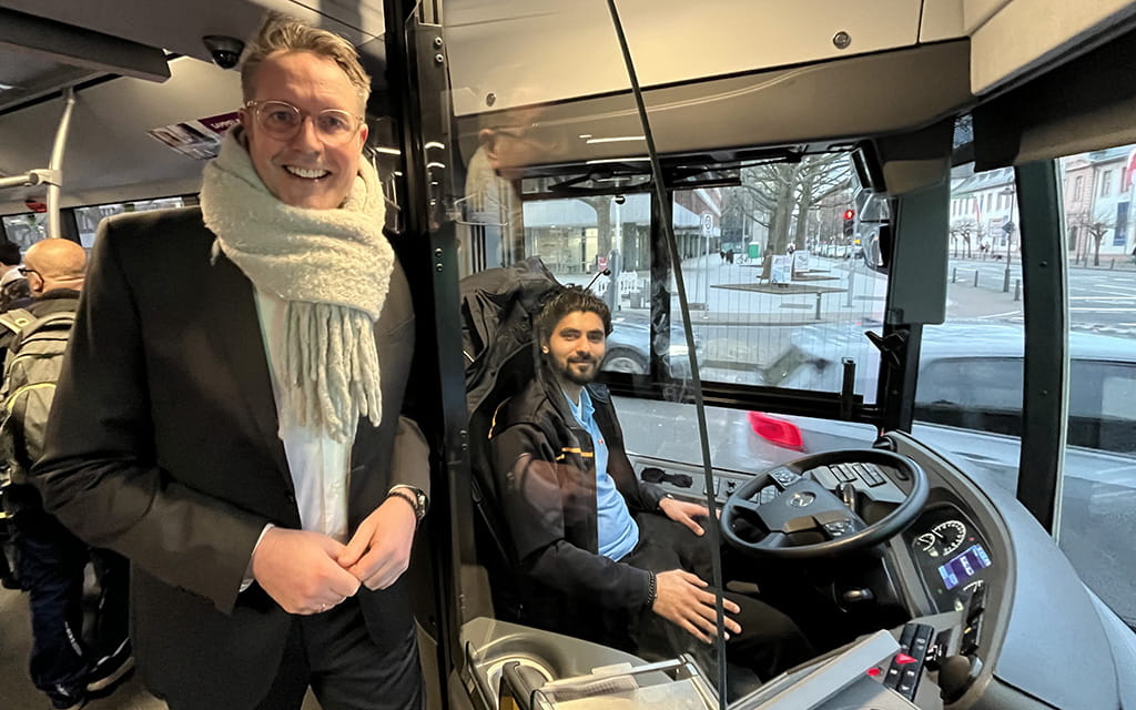 Minister Alexander Schweitzer im Bus mit einem Busfahrer des MoMo-Projekts der Mainzer Mobilität
