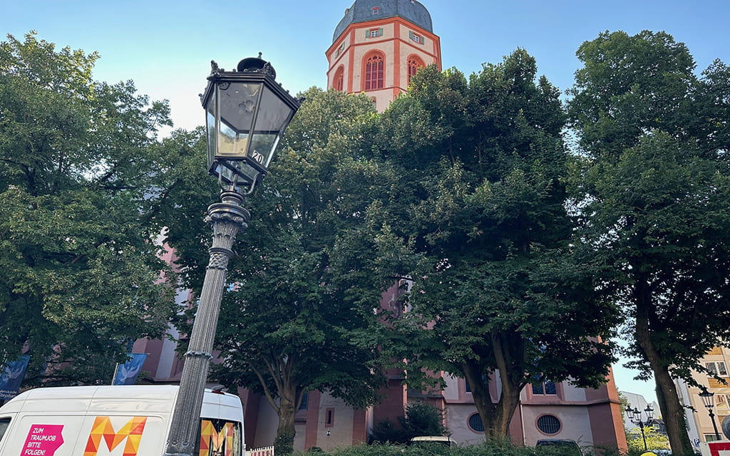 Ehemalige Gasleuchte vor einer Kirche