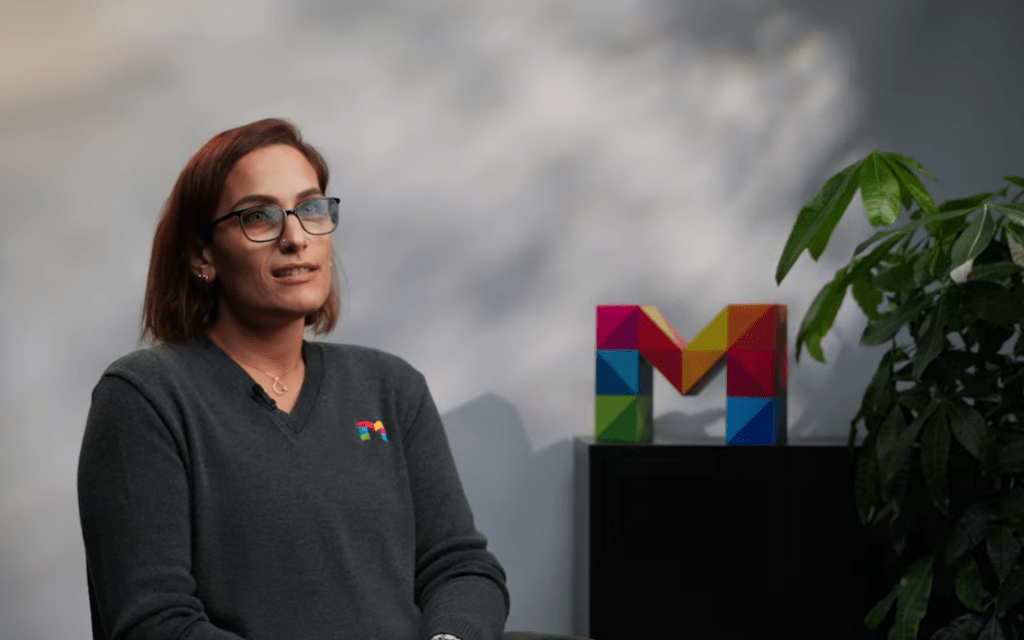 Mitarbeiterin der Mainzer Stadtwerke mit buntem M im Hintergrund