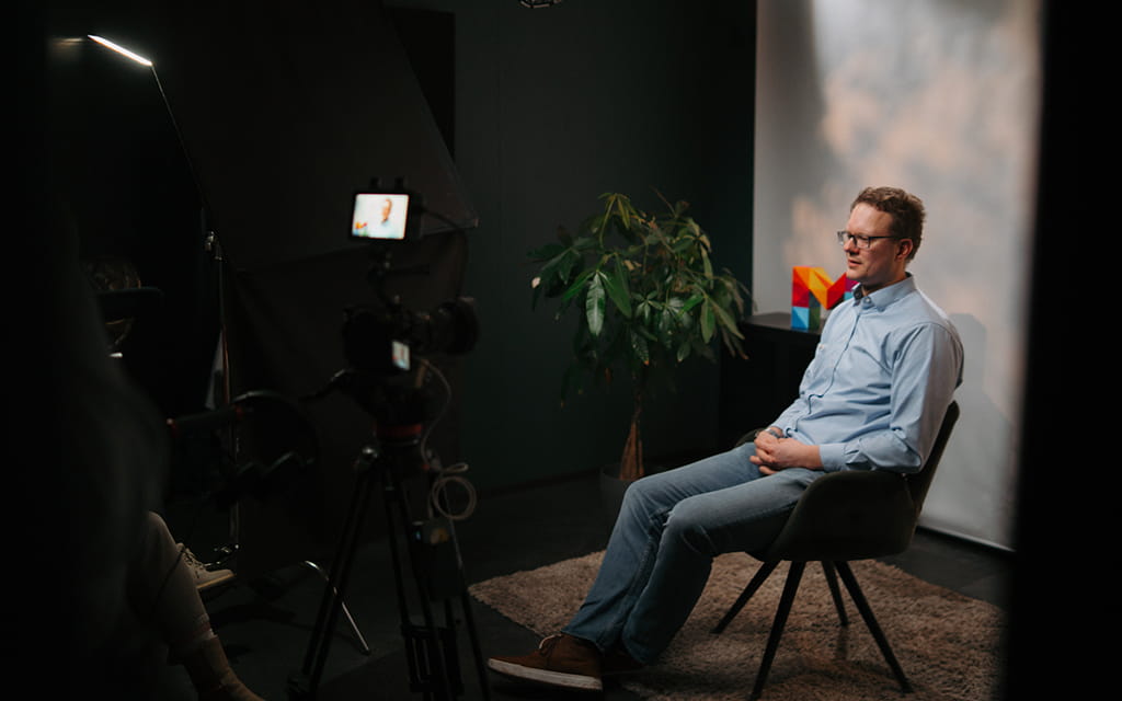 Mann auf Stuhl im Filmstudio