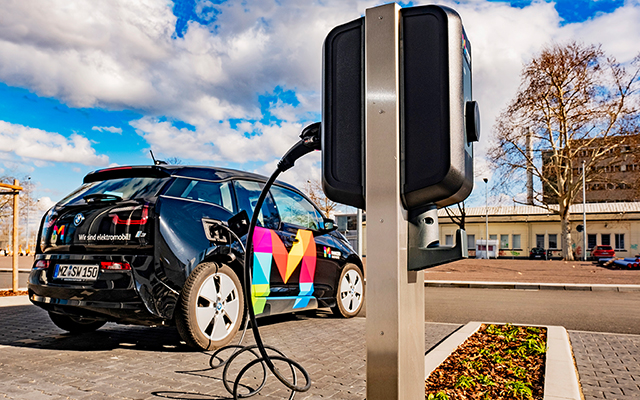 Elektroauto der Mainzer Stadtwerke beim Laden 4 Elektroauto der Mainzer Stadtwerke beim Laden 4