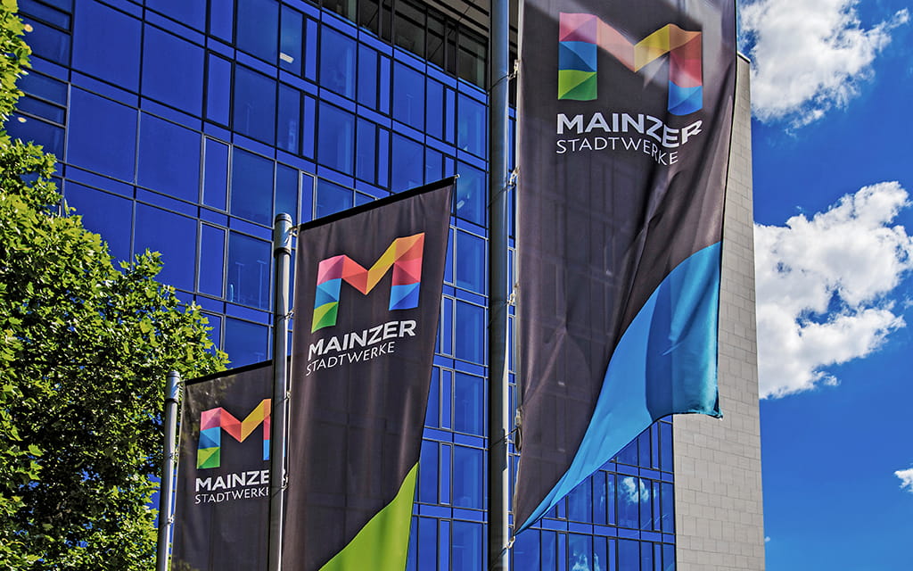 Fahnen vor dem Hochhaus der Mainzer Stadtwerke AG Fahnen vor dem Hochhaus der Mainzer Stadtwerke AG