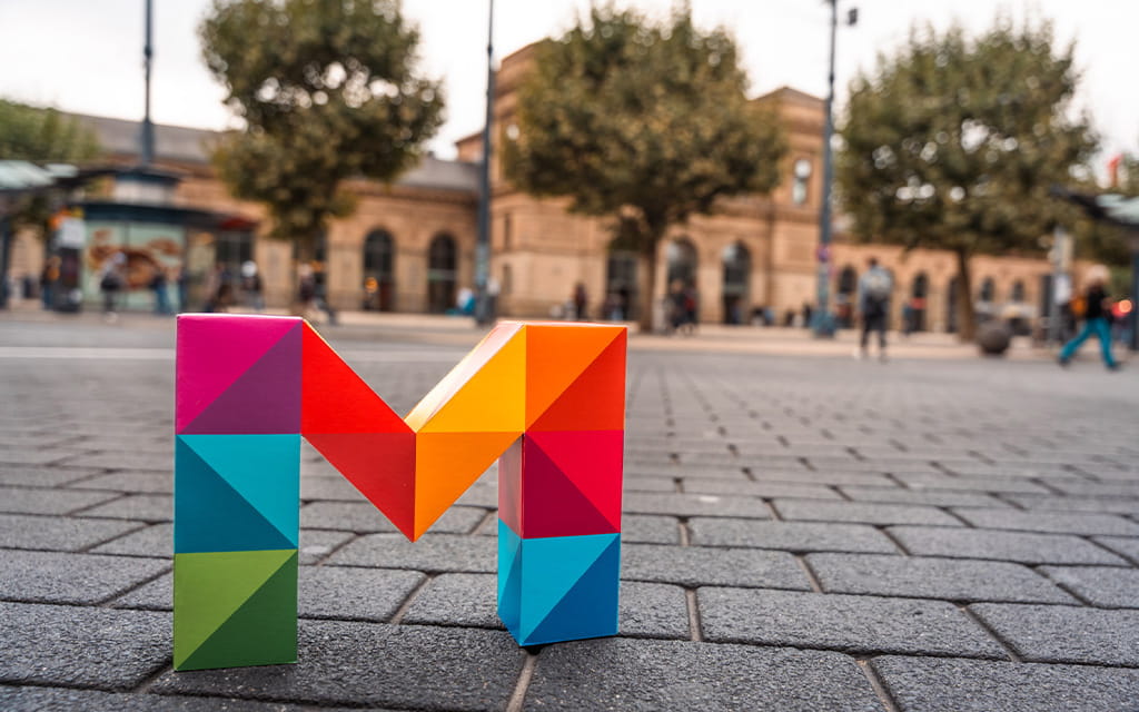 Buntes M vor dem Mainzer HBF