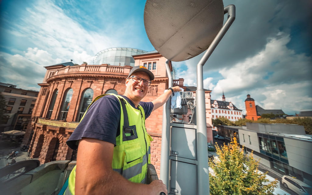 Nahes Bild von Mann an der Laterne