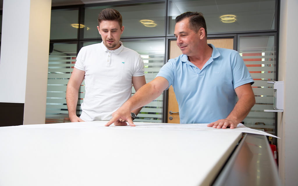 Zwei Männer nebeneinander am Planen