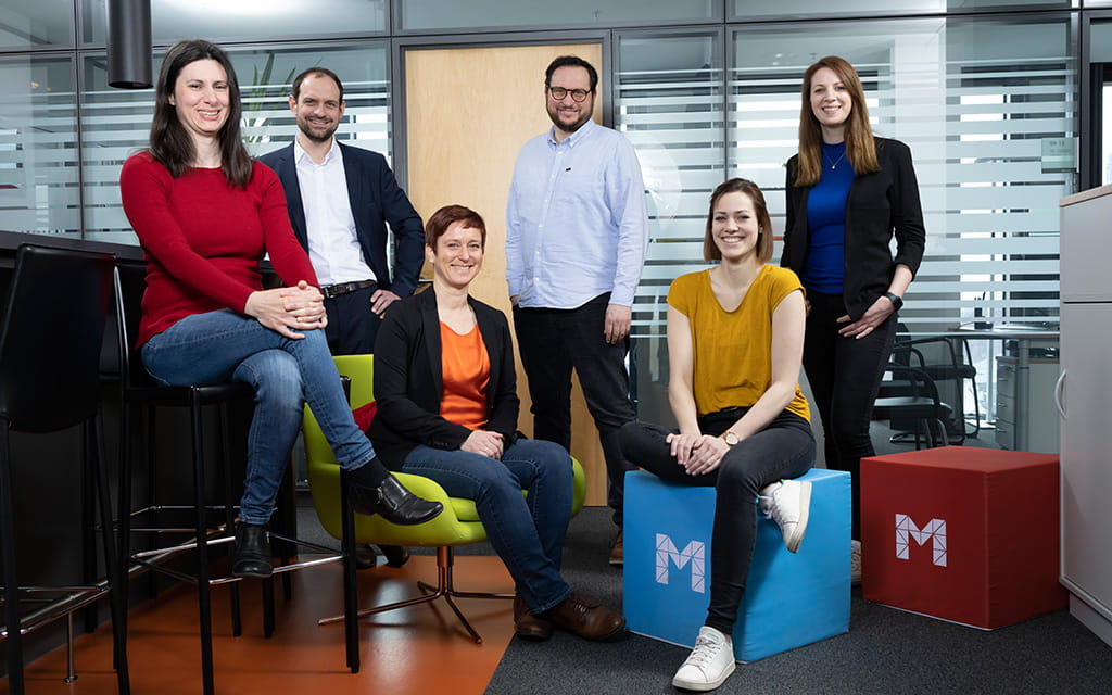 Gruppenfoto von lachenden Menschen