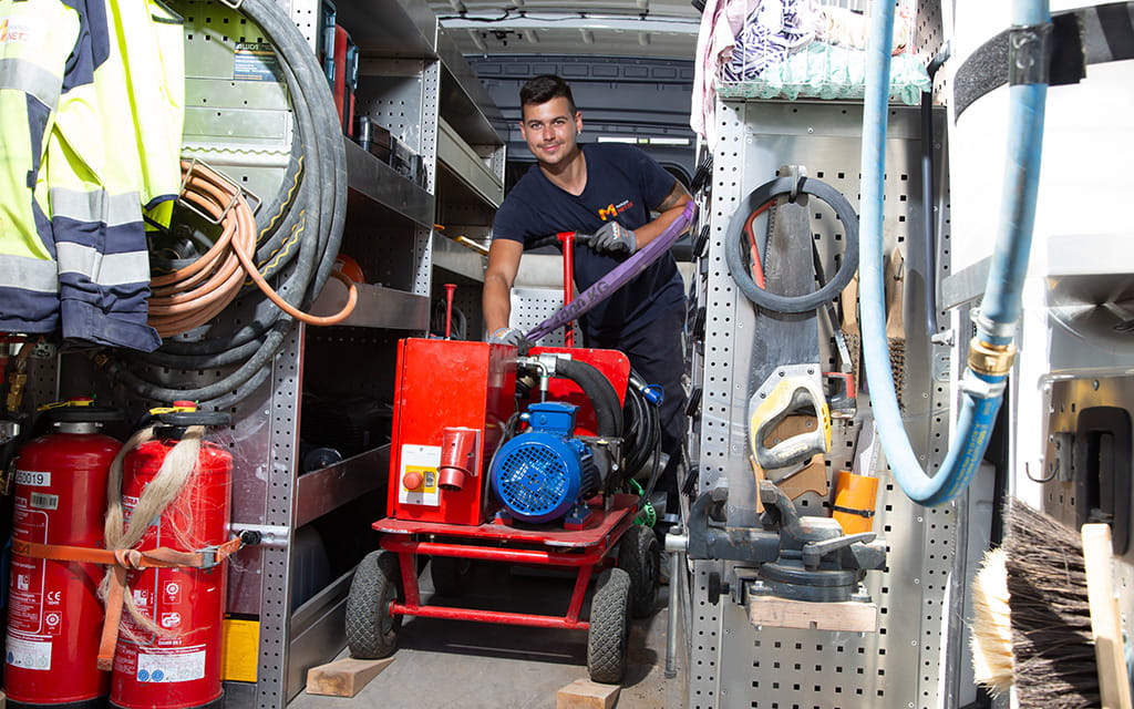 Mitarbeiter der Mainzer Netze in einem Lastwagen mit Arbeitsgeräten