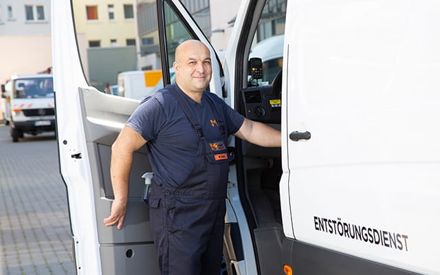 Monteur steigt in einen Transporter