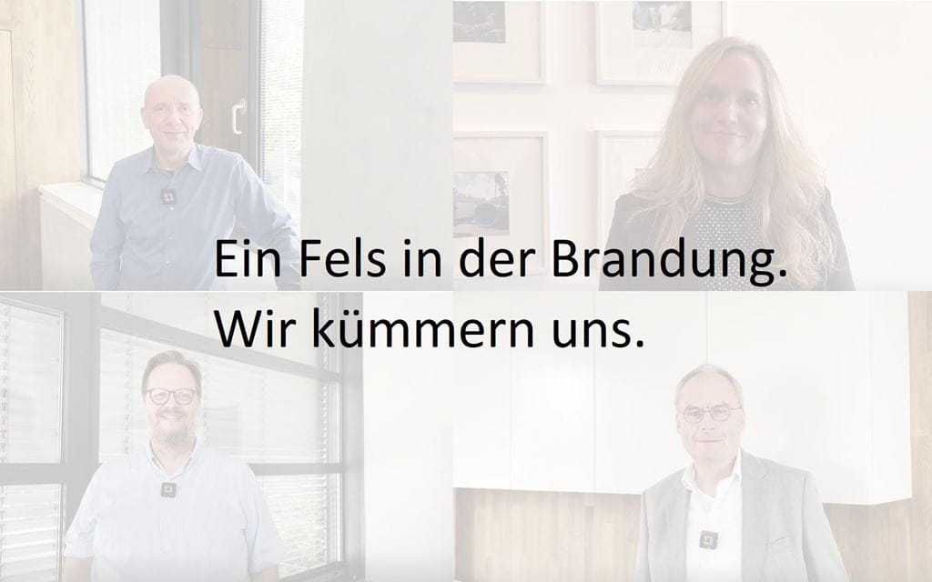 Vier Menschen in einem Bild, mit schwarzer Schrift