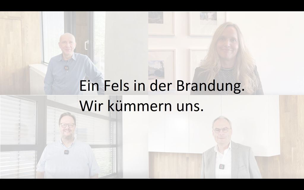 Vier Menschen in einem Bild, mit schwarzer Schrift