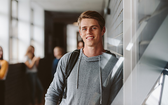 Student auf dem Campus Student auf dem Campus