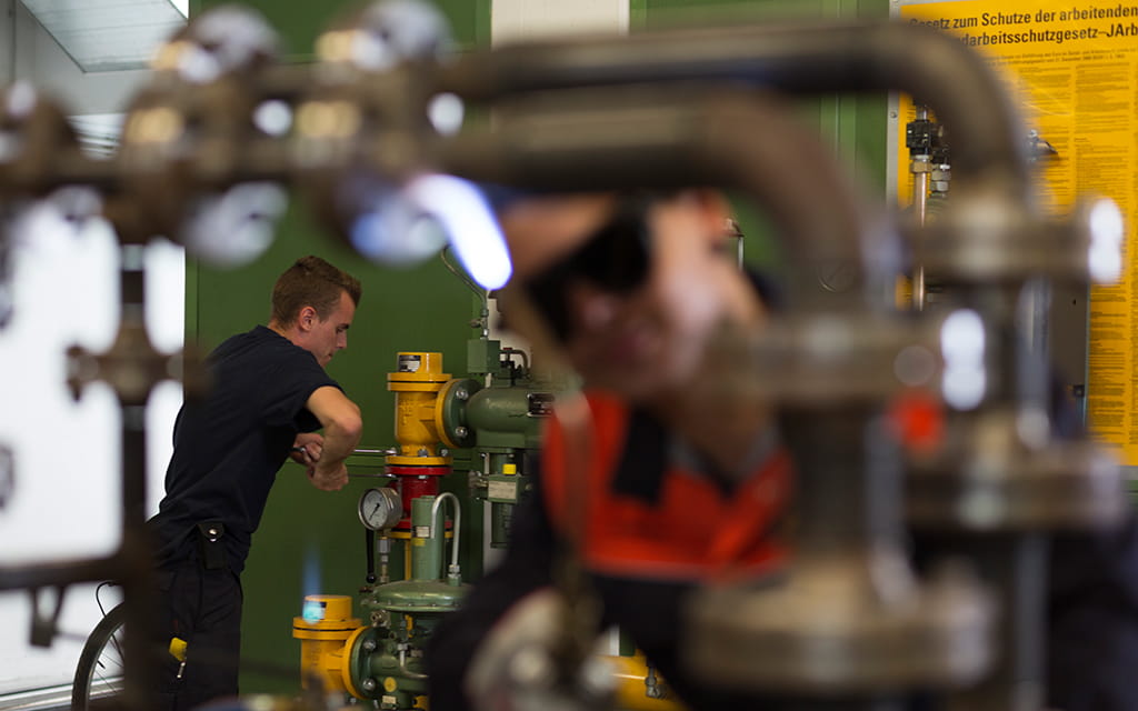 Mainzer Netze-Mitarbeiter arbeit an einem Rohr in der Werkstatt